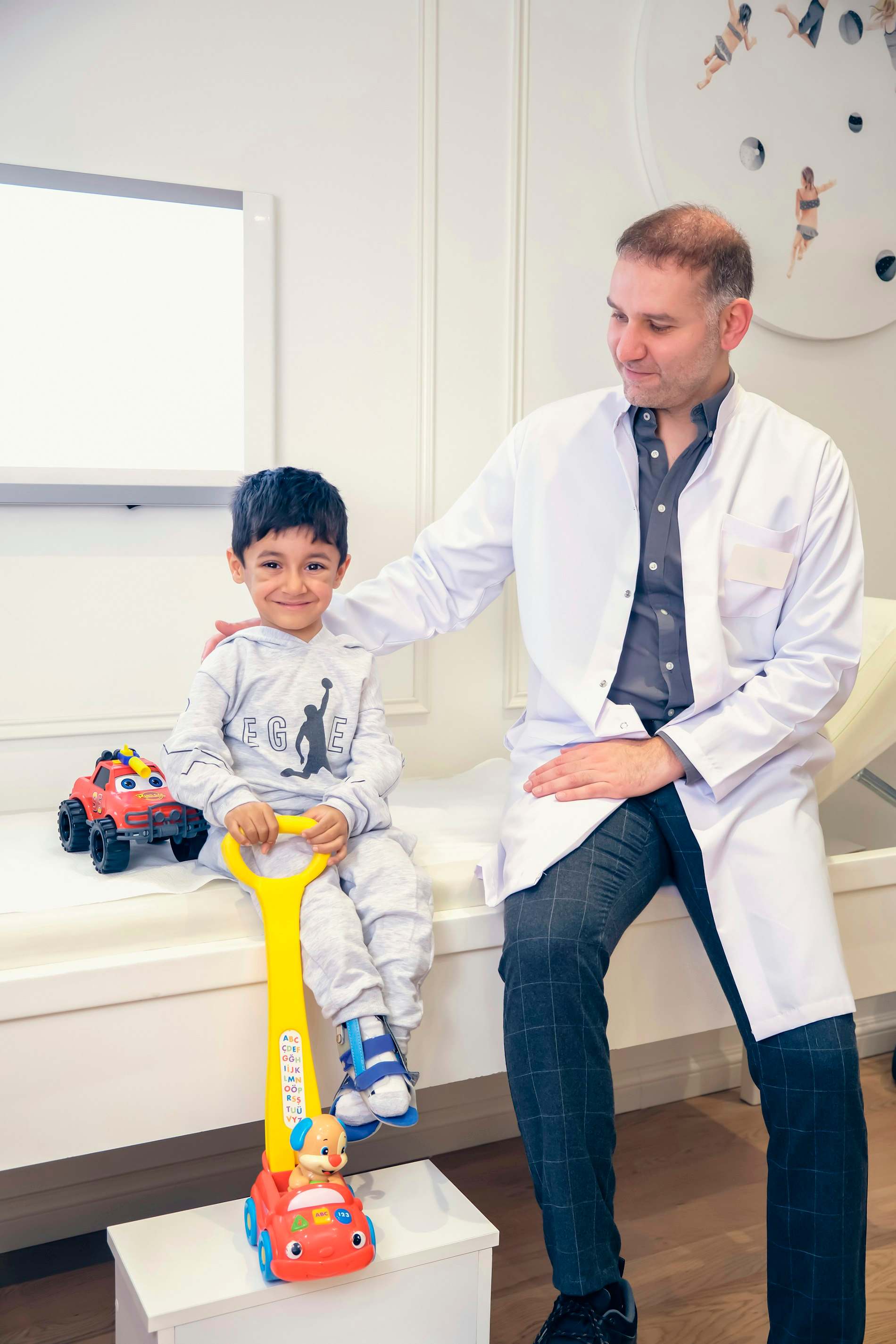 Menino sentado na cadeira odontológica conversando com o dentista